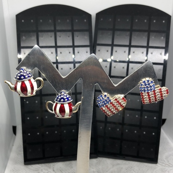 Patriotic American flag pattern statement earrings. - Picture 1 of 7